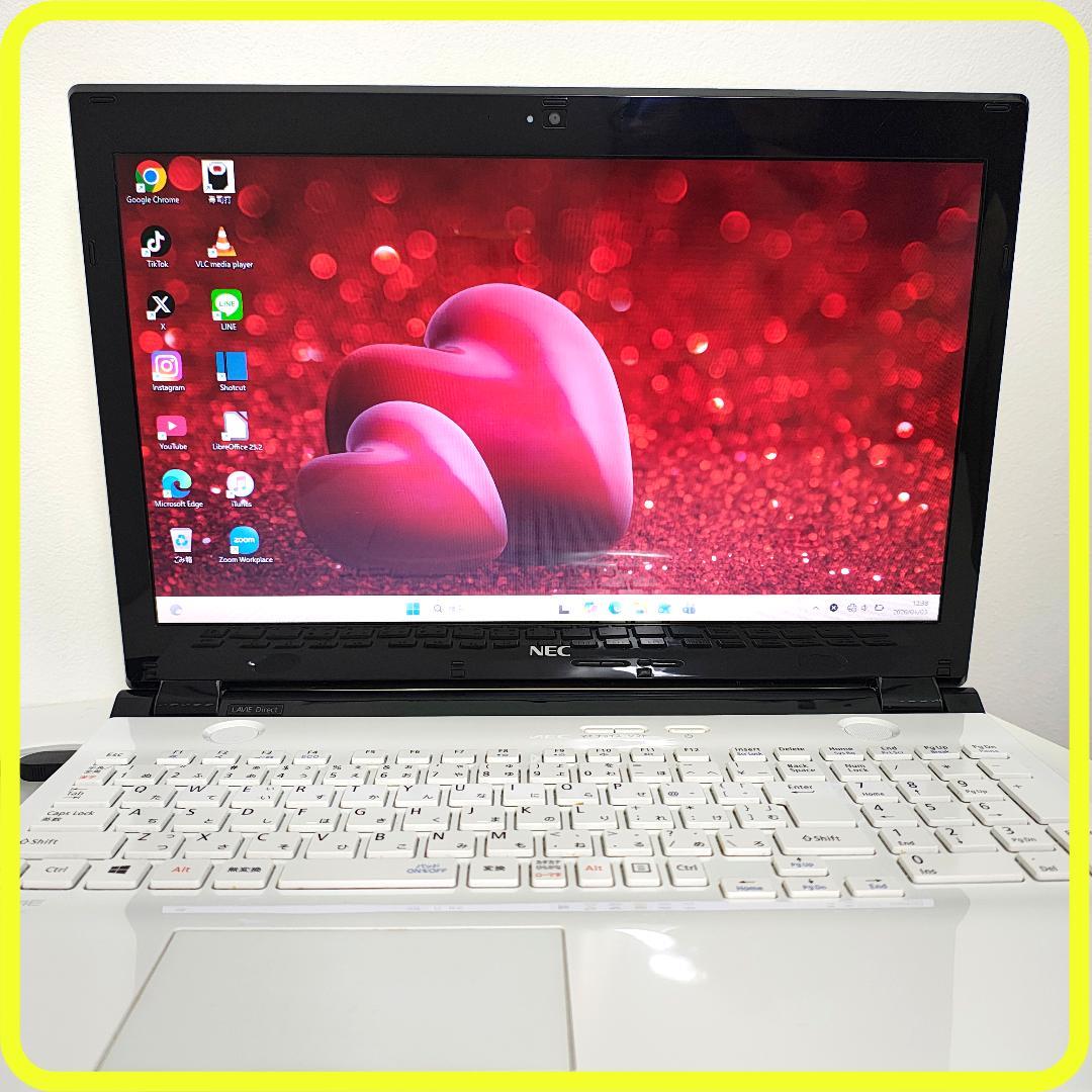 白　新品SSD256GB⭐️windows11 ノートパソコン　カメラ　788