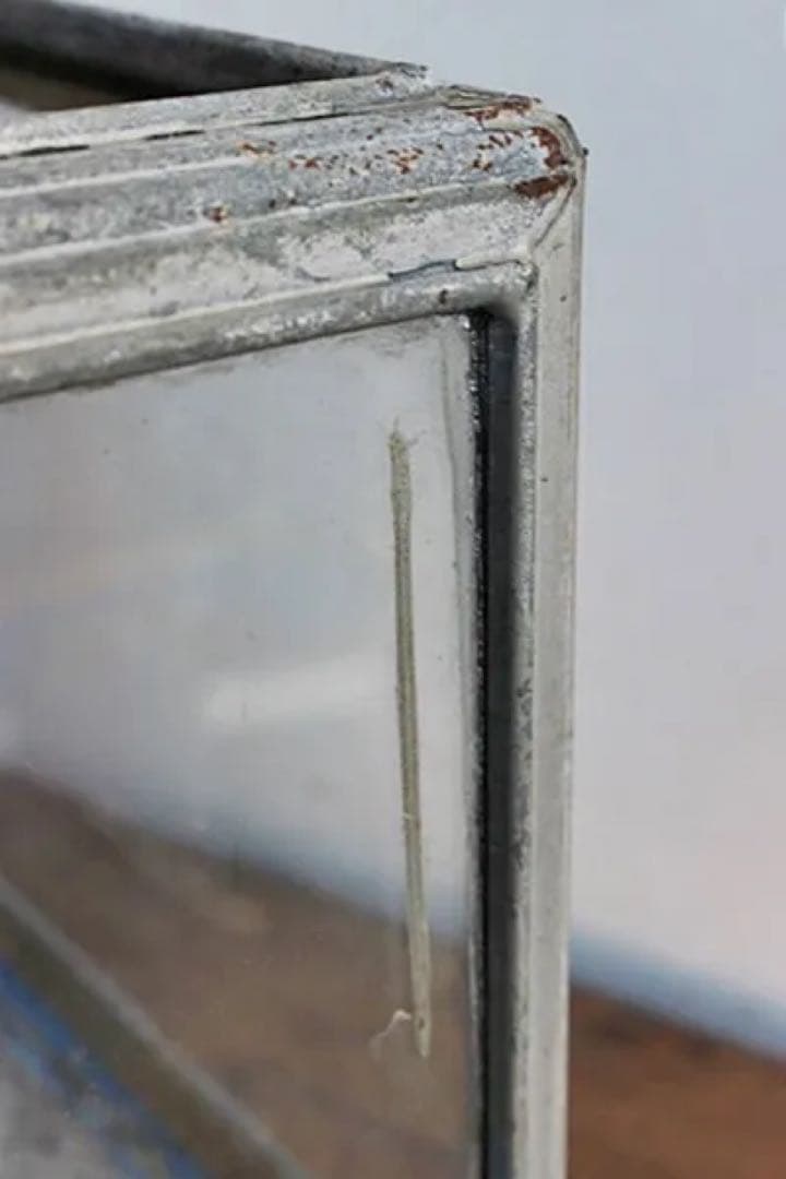 古い ブリキの水槽　ディスプレイに