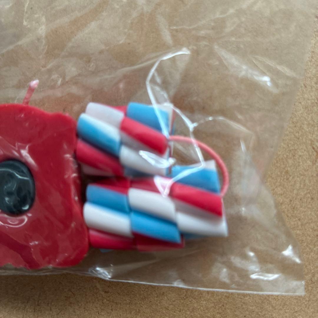 赤いキャラクター形状ストラップ付　消しゴム