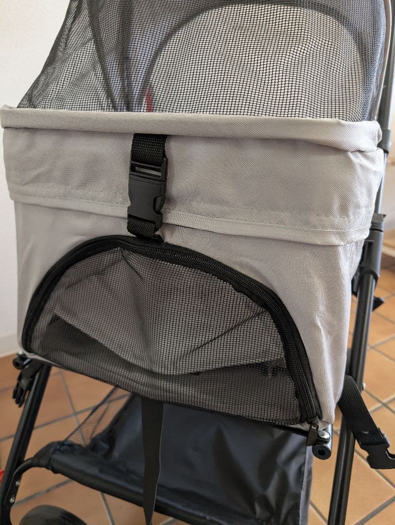 グレーのペットカート