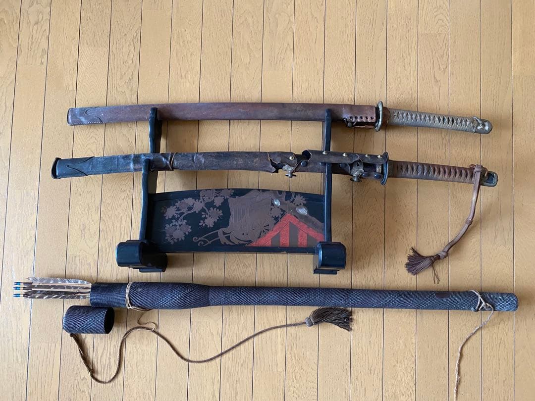 か*る様 軍刀(刀身なし)2本と刀掛け、矢筒(矢3本付)