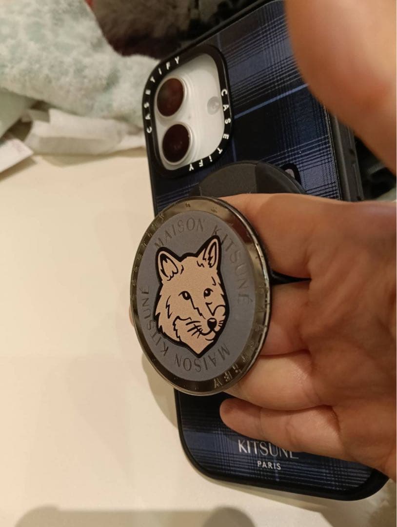 iPhone17限定ver. メゾンキツネCASETiFYのケース(グリップ付き