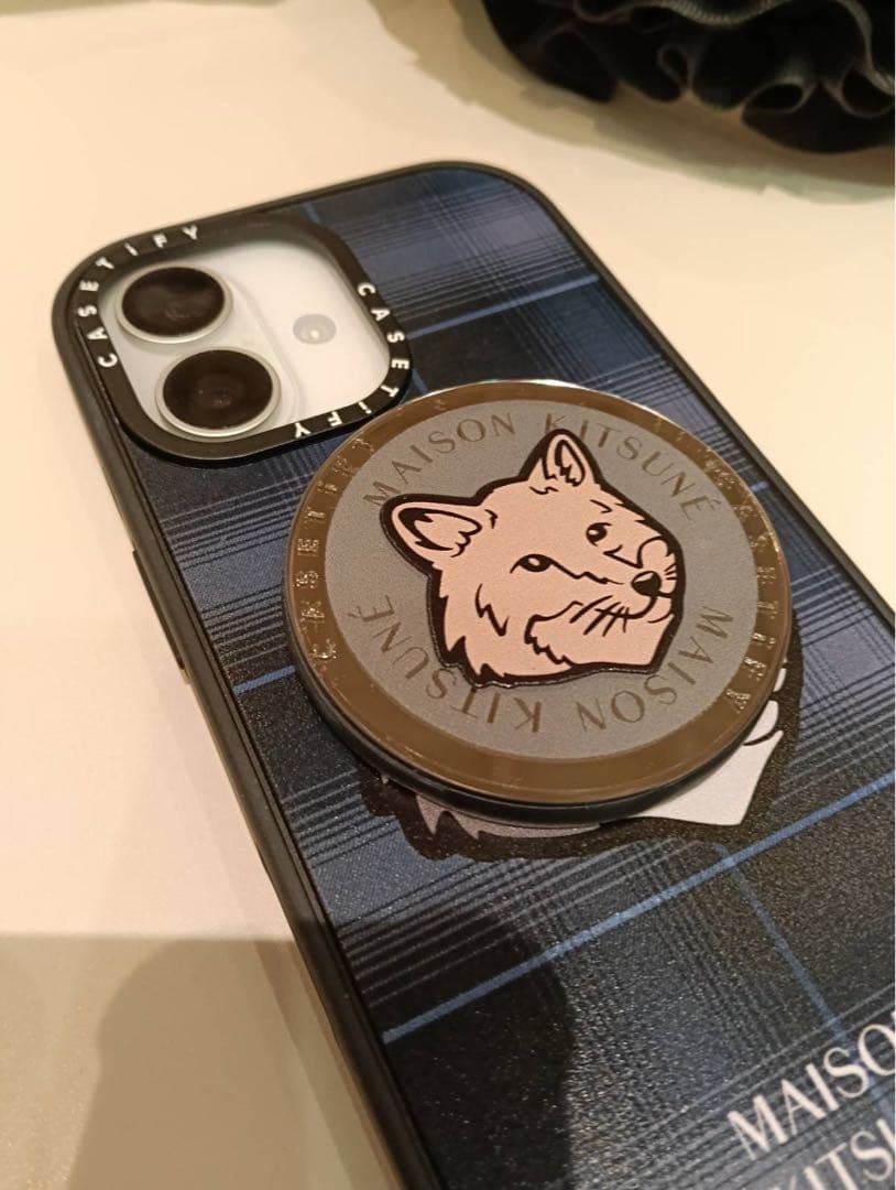 iPhone17限定ver. メゾンキツネCASETiFYのケース(グリップ付き