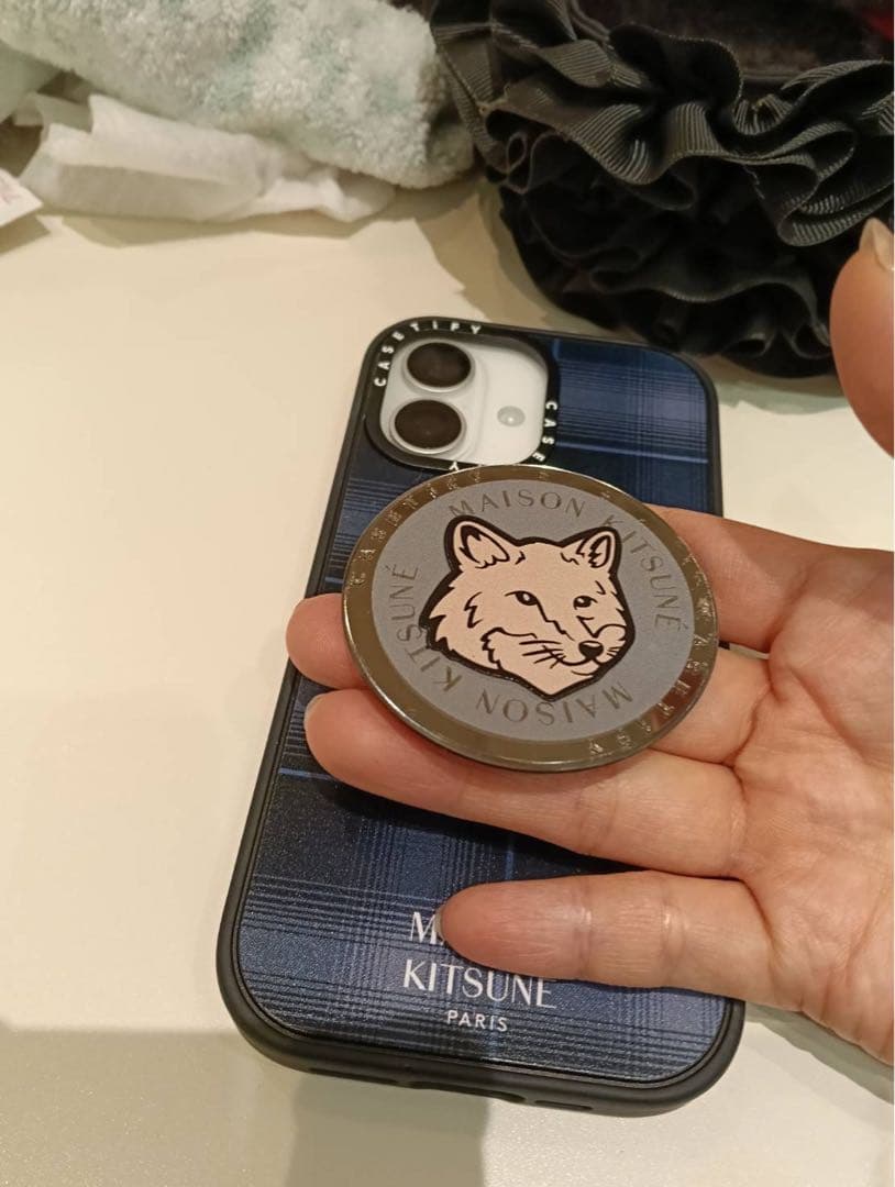 iPhone17限定ver. メゾンキツネCASETiFYのケース(グリップ付き