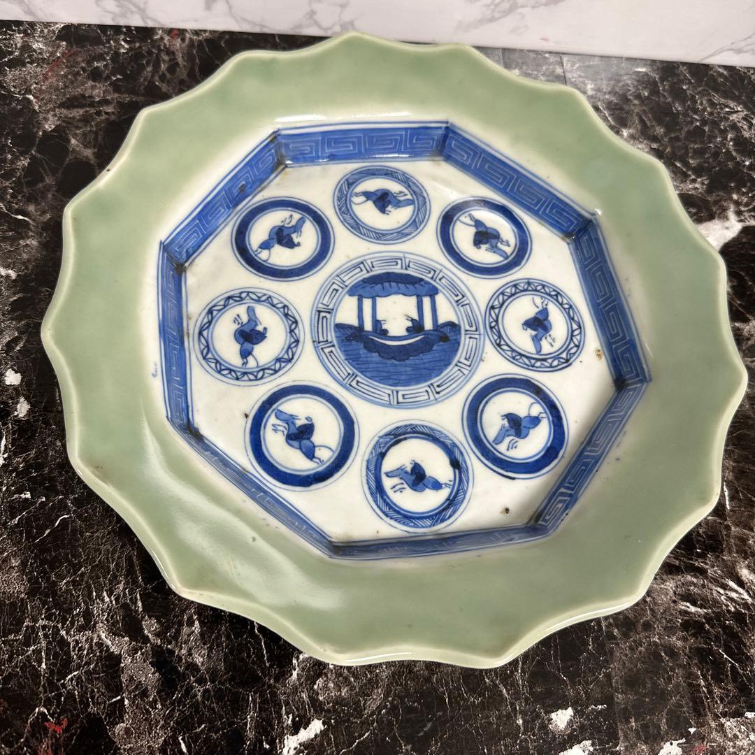 古伊万里、染め付け、青磁輪花、丸紋、人物相対図。中皿。