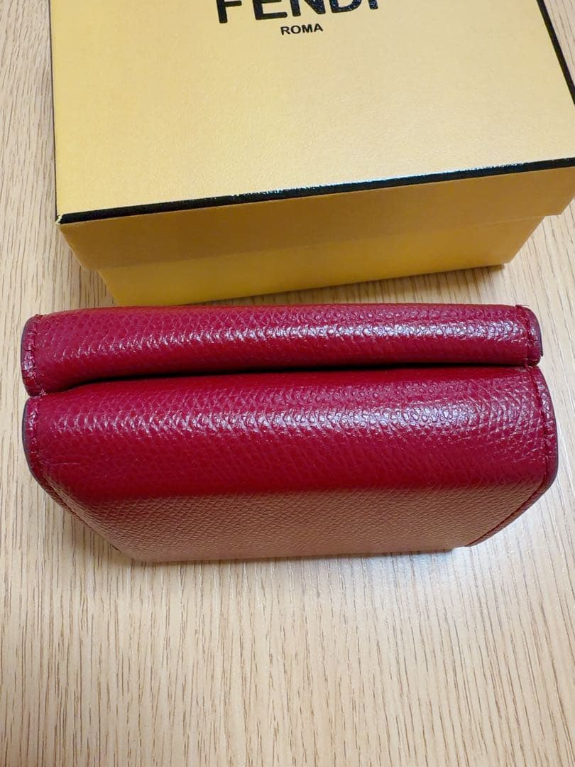 フェンディ 三つ折り財布 エフイズ FFロゴ エンボス レザー バイカラーレッド