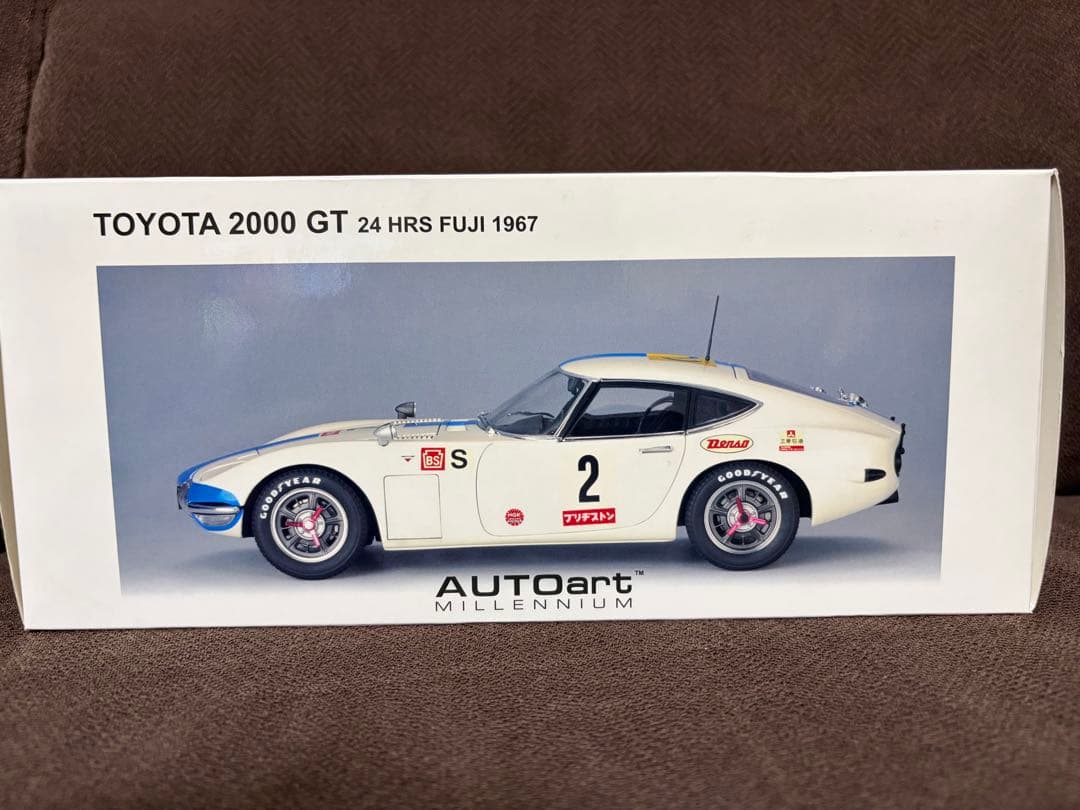 AUTOART TOYOTA 2000 GT ミニカー1:18