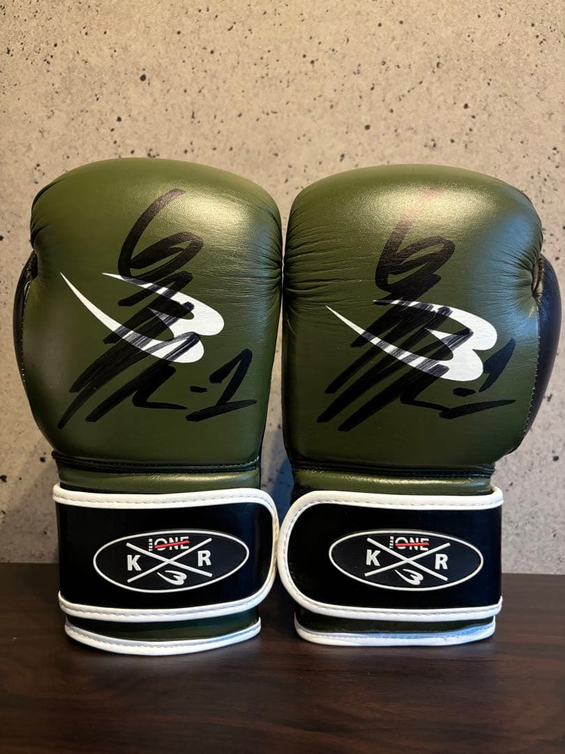 皇治 選手 サイン入りグローブ　ナップサック付