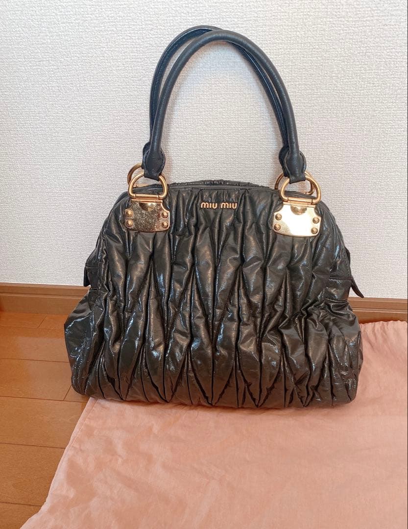miumiu エナメル素材　ショルダーバッグ