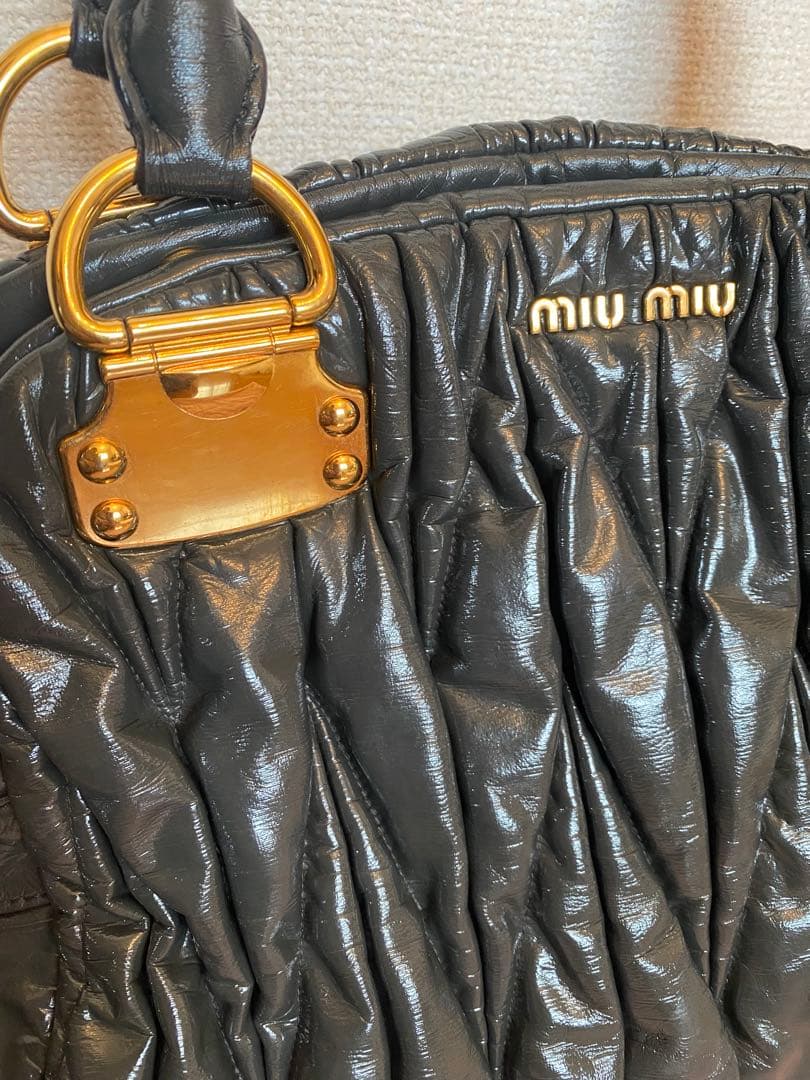 miumiu エナメル素材　ショルダーバッグ
