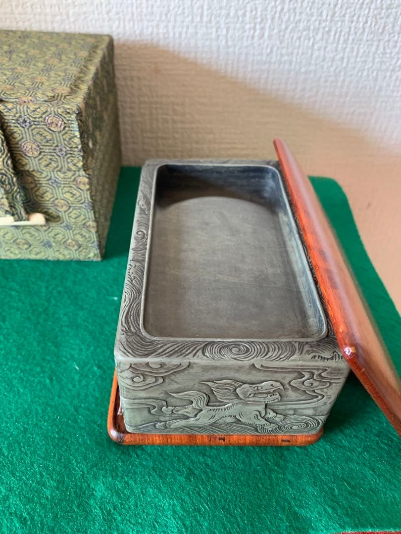 彫刻獅子模様の硯　箱付