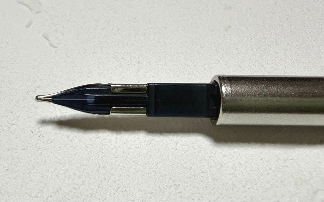 【美品】洗浄済　パイロット キャップレス万年筆M 2011限定ピンク PILOT