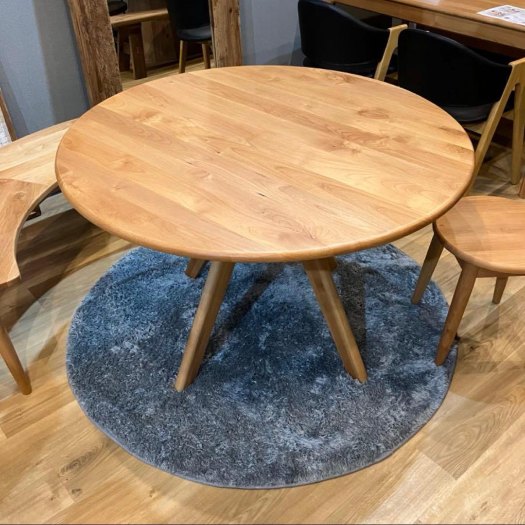 ダイニングテーブル　110㎝　円形　アルダー　無垢　北欧　可愛い