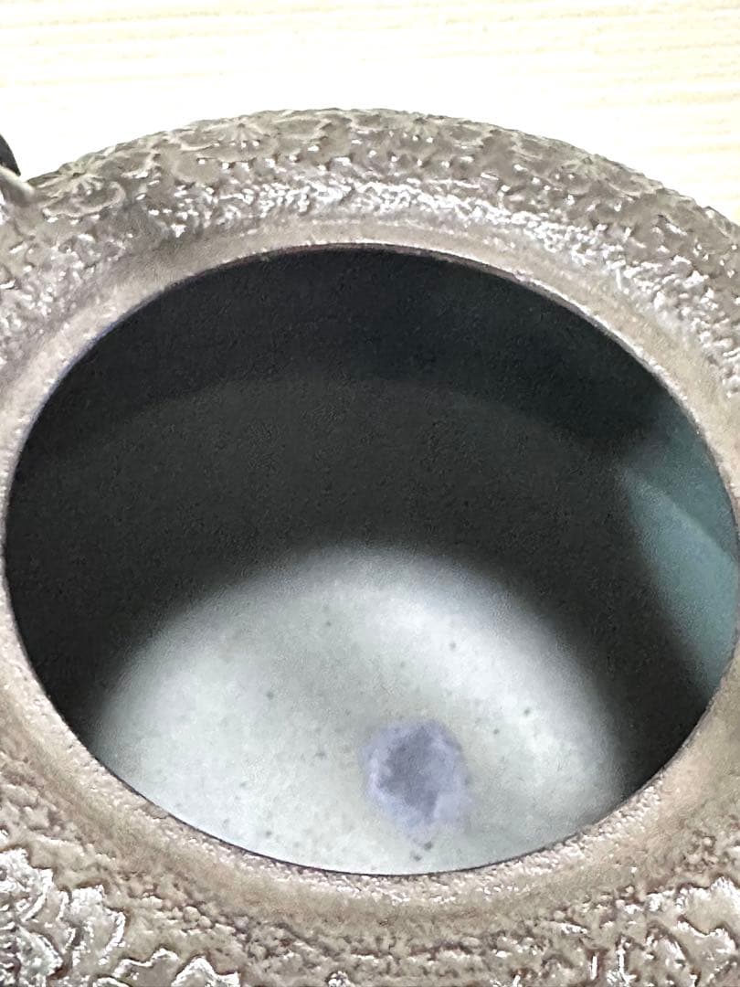 新品、供箱等付属品付　南部岩鋳四代目清末作 　真作保証　２３型南部桜　南部鉄瓶