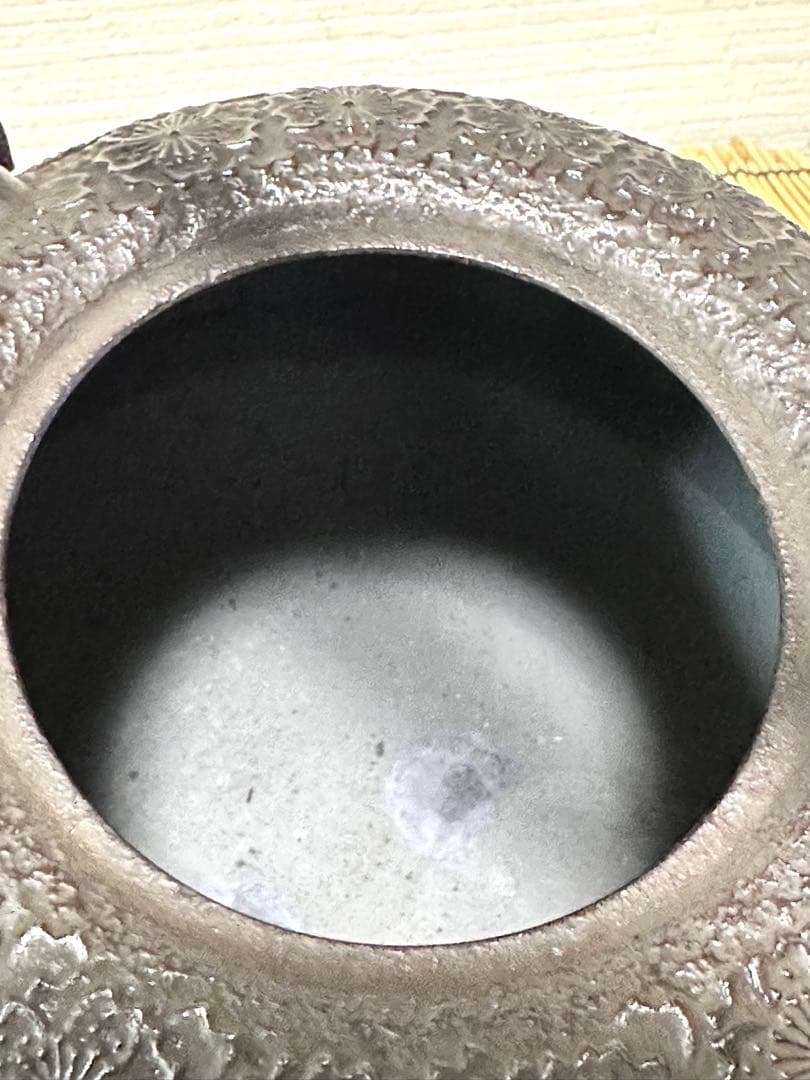 新品、供箱等付属品付　南部岩鋳四代目清末作 　真作保証　２３型南部桜　南部鉄瓶