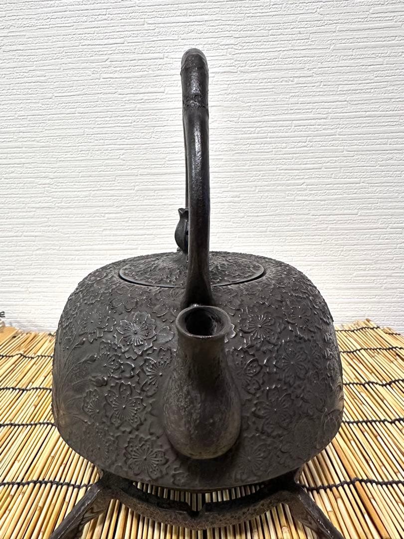 新品、供箱等付属品付　南部岩鋳四代目清末作 　真作保証　２３型南部桜　南部鉄瓶