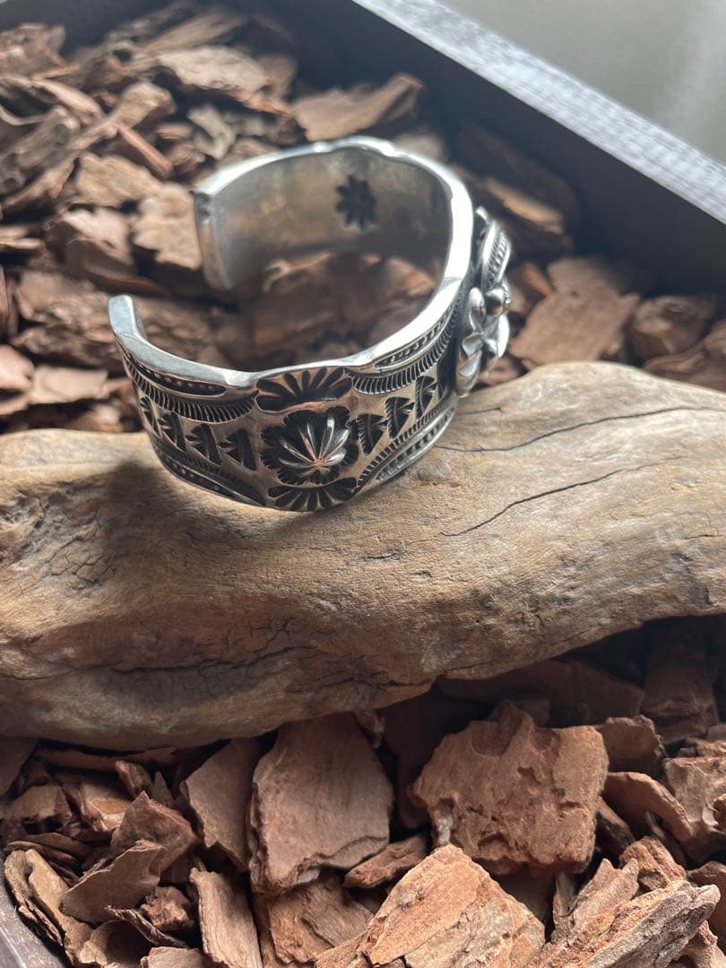 ヤ*ン様 新作バングル　デルバート好きな方　腕周り18cm