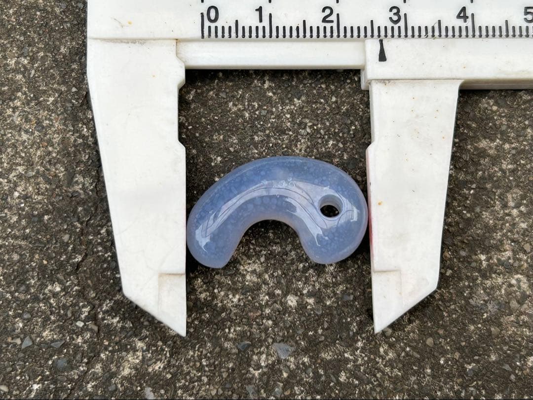 錦石　青メノウ勾玉