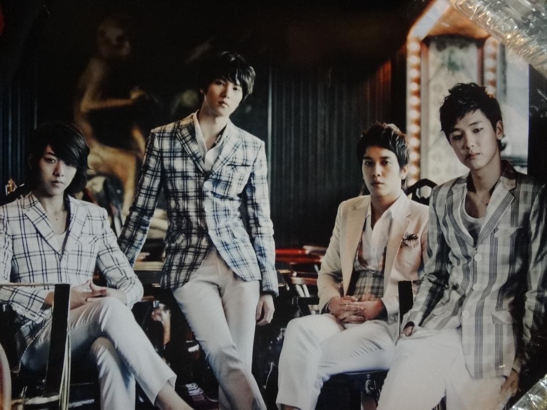 CNBLUE　 超レア　シーエヌブルー4人メンバー直筆サイン入り入手困難ポスター