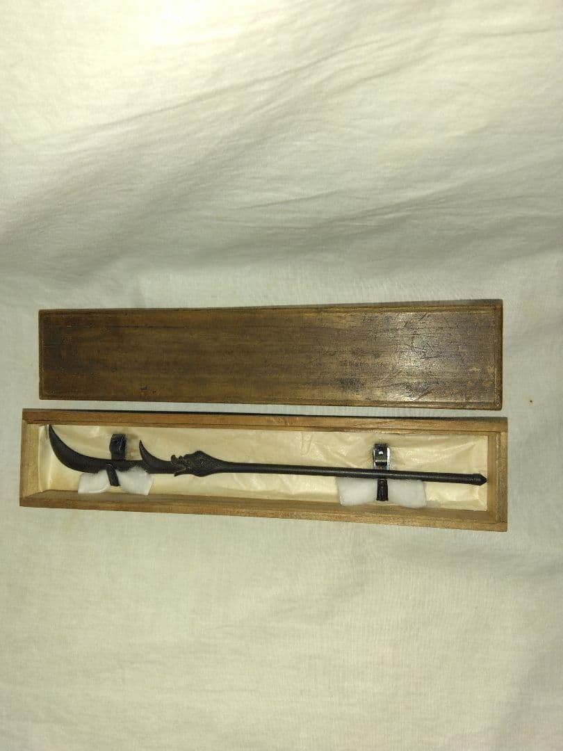 仏像又は四天王の持ち物？