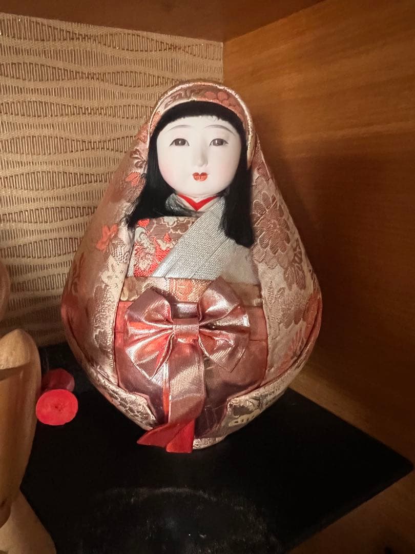 日本人形 着物 赤と金の花柄