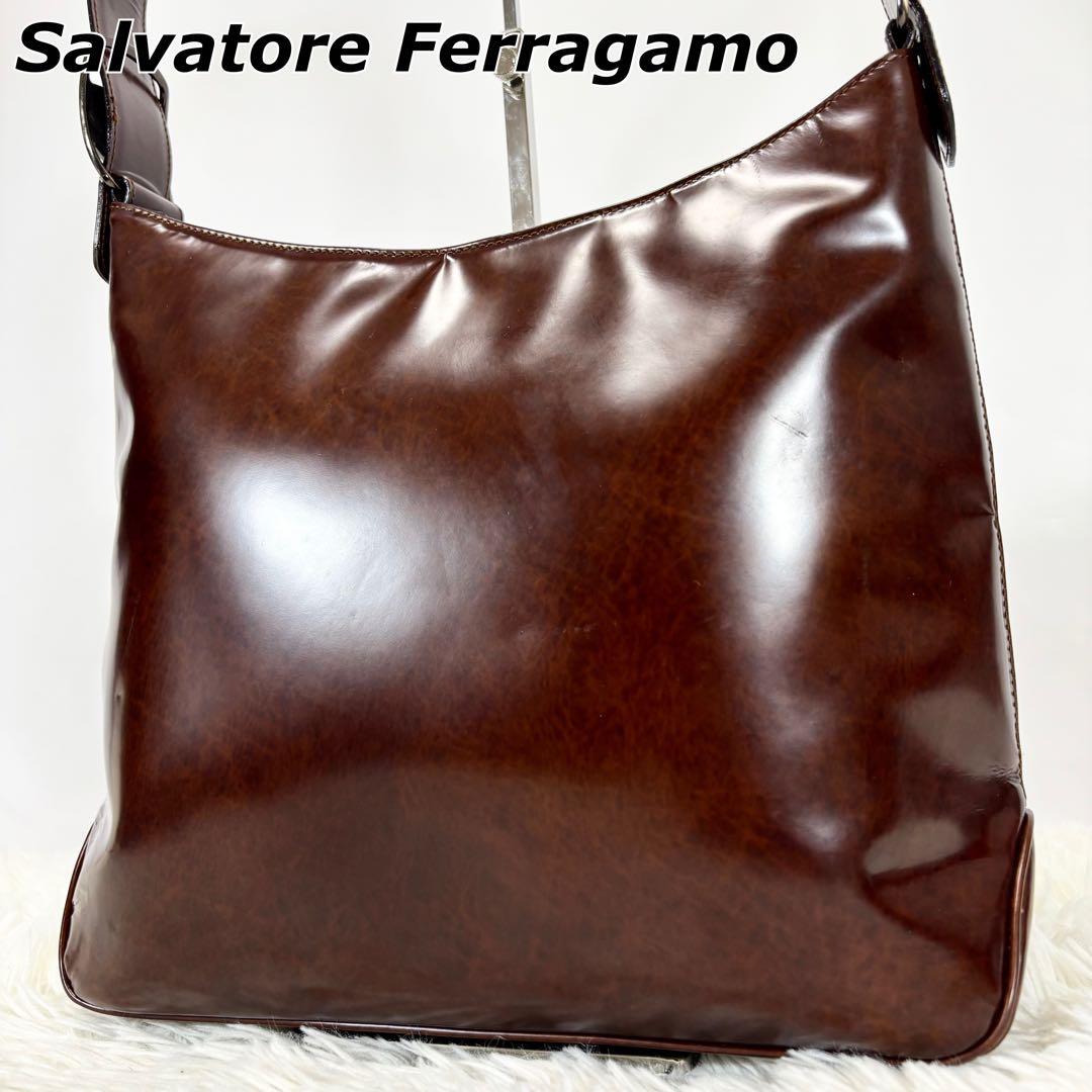 美品✨フェラガモ ショルダーバッグ ワンショルダー ロゴ金具 内側総柄 肩かけ