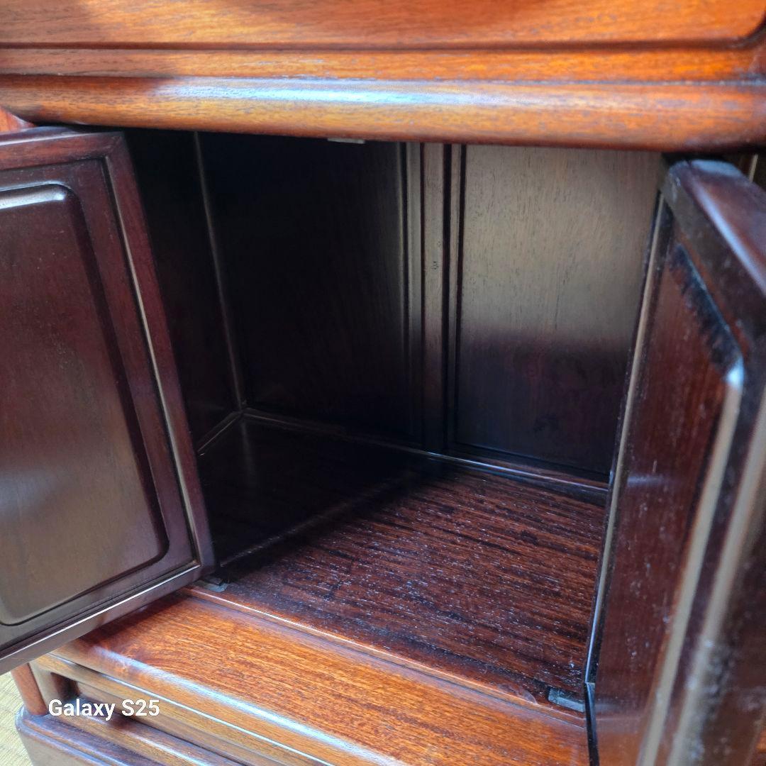 美しい彫刻の茶棚・飾り棚