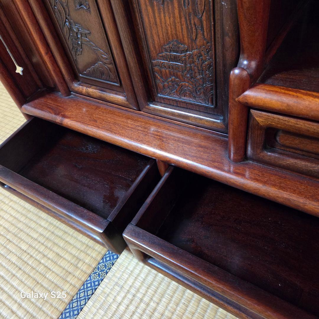 美しい彫刻の茶棚・飾り棚