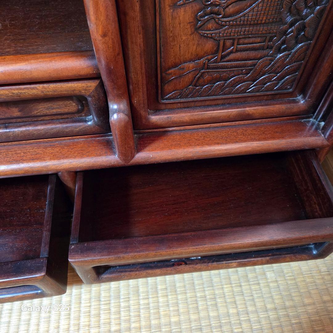 美しい彫刻の茶棚・飾り棚