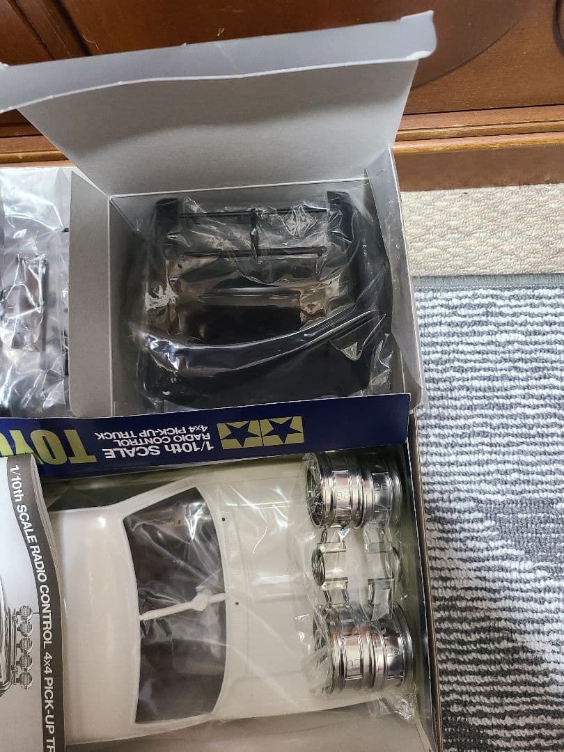 タミヤ 1/10RC トヨタハイラックスハイリフトサーフボード付き未組立キット