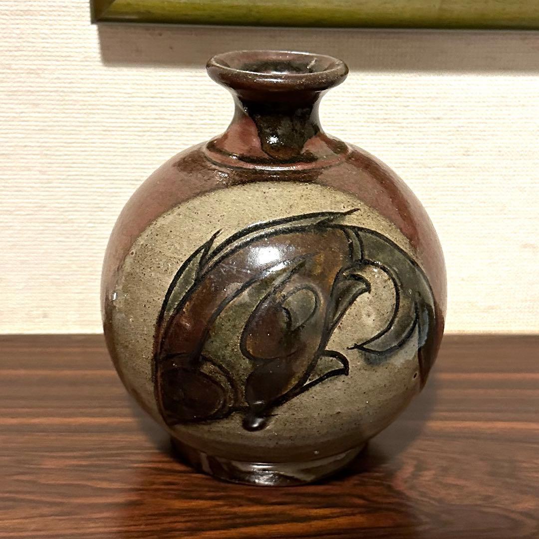 宮城須美子作　線彫魚紋　壺