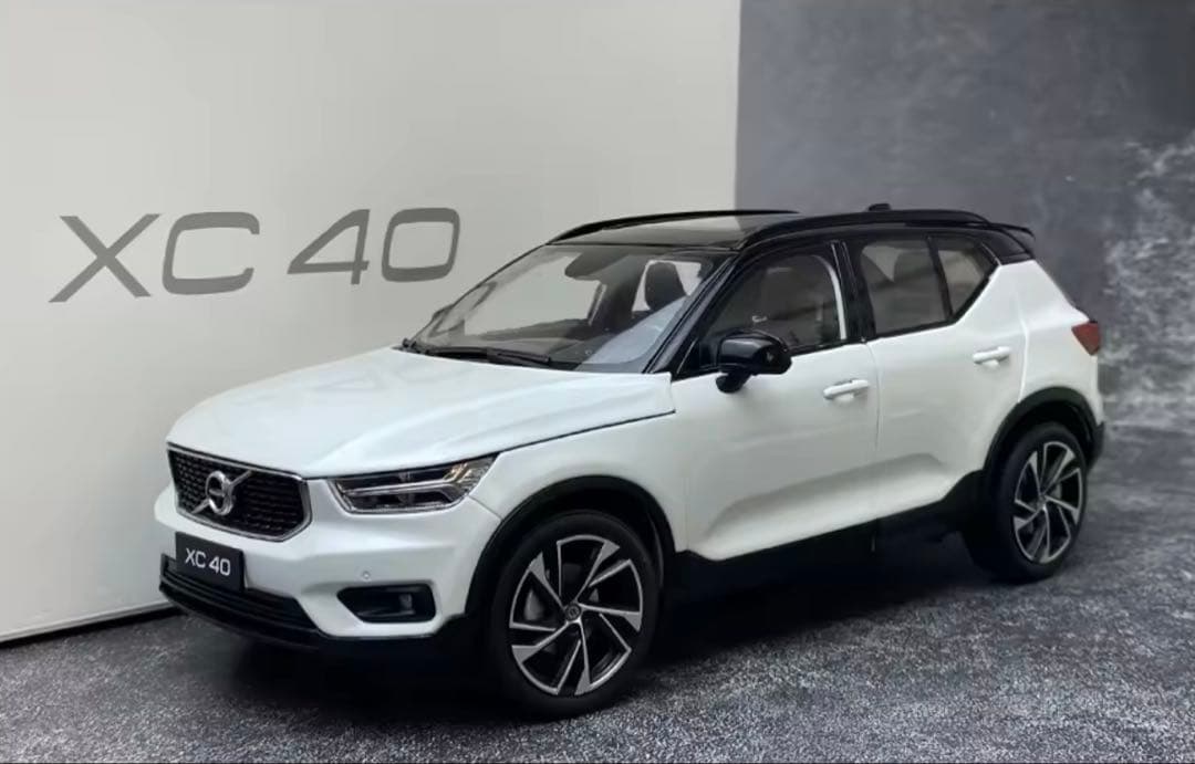 ボルボ XC 40 ミニカー 1/18スケールモデル