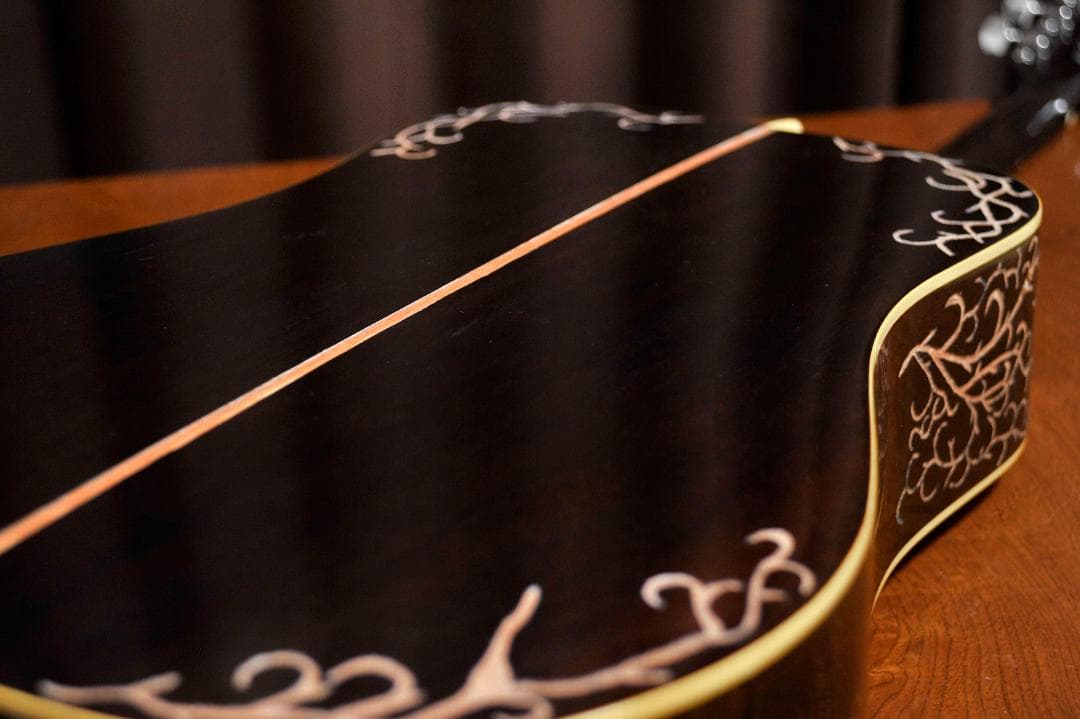 ★彫刻ギター　Cat's Eyes CEシリーズ　舞台にストリート演奏とオブジェ