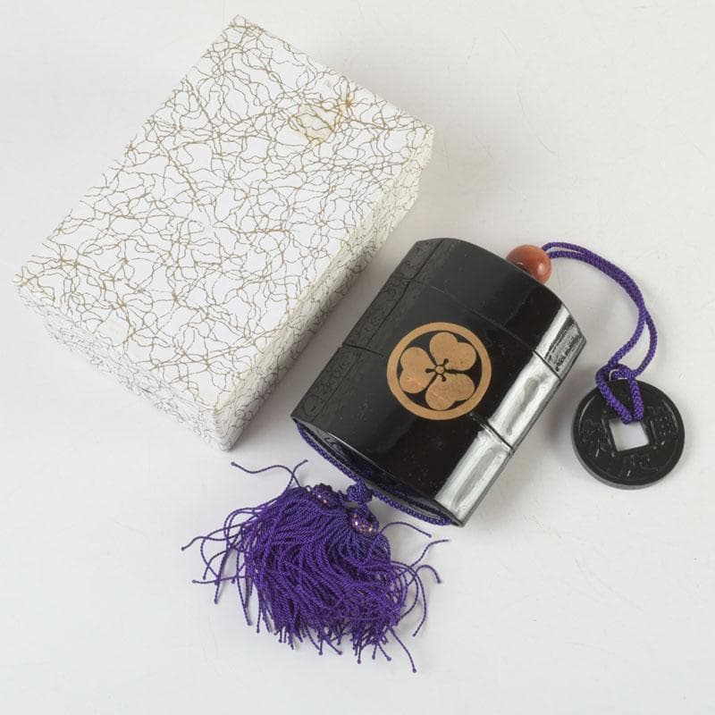 時代提げ物　黒漆　三つ葉葵蒔絵　印籠　薬入　根付　緒締め玉　C　9438