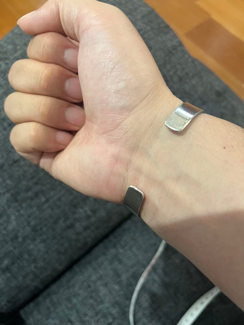 シルバー 彫刻入り バングル フリーサイズ