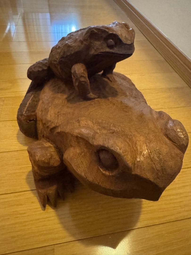 【金運・縁起物】木製カエル彫刻 大小セット