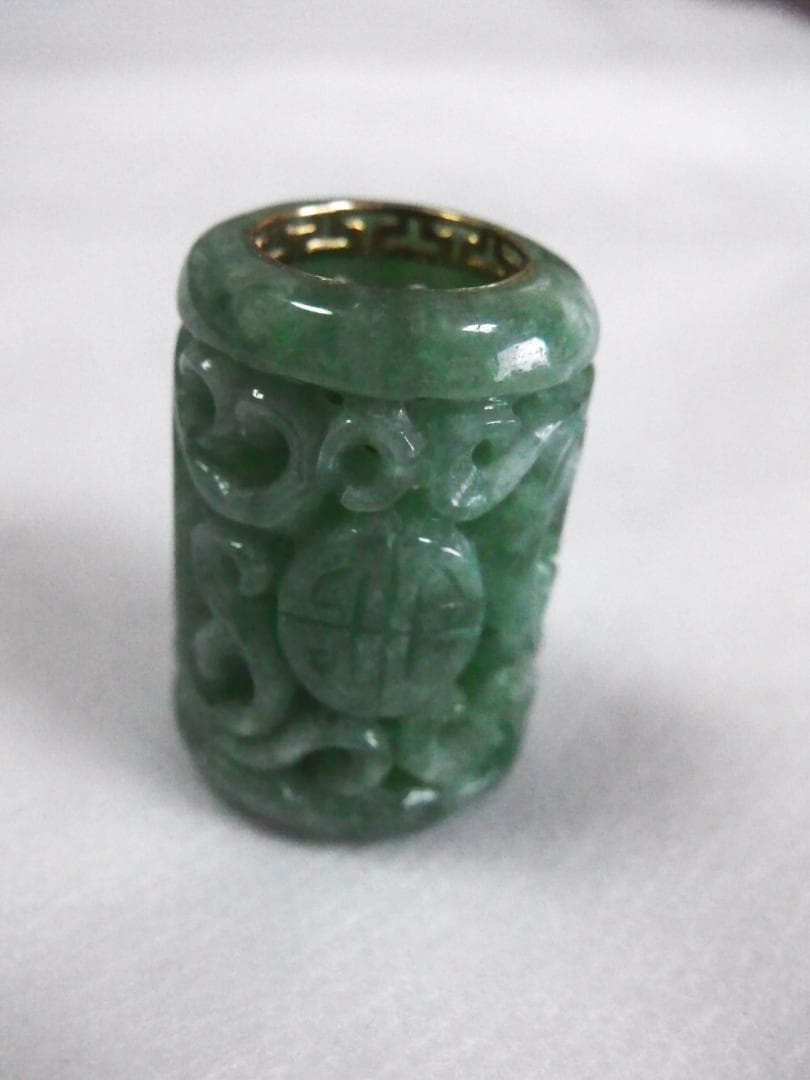 本翡翠　透かし彫り　ペンダントトップ　樽型　バレル