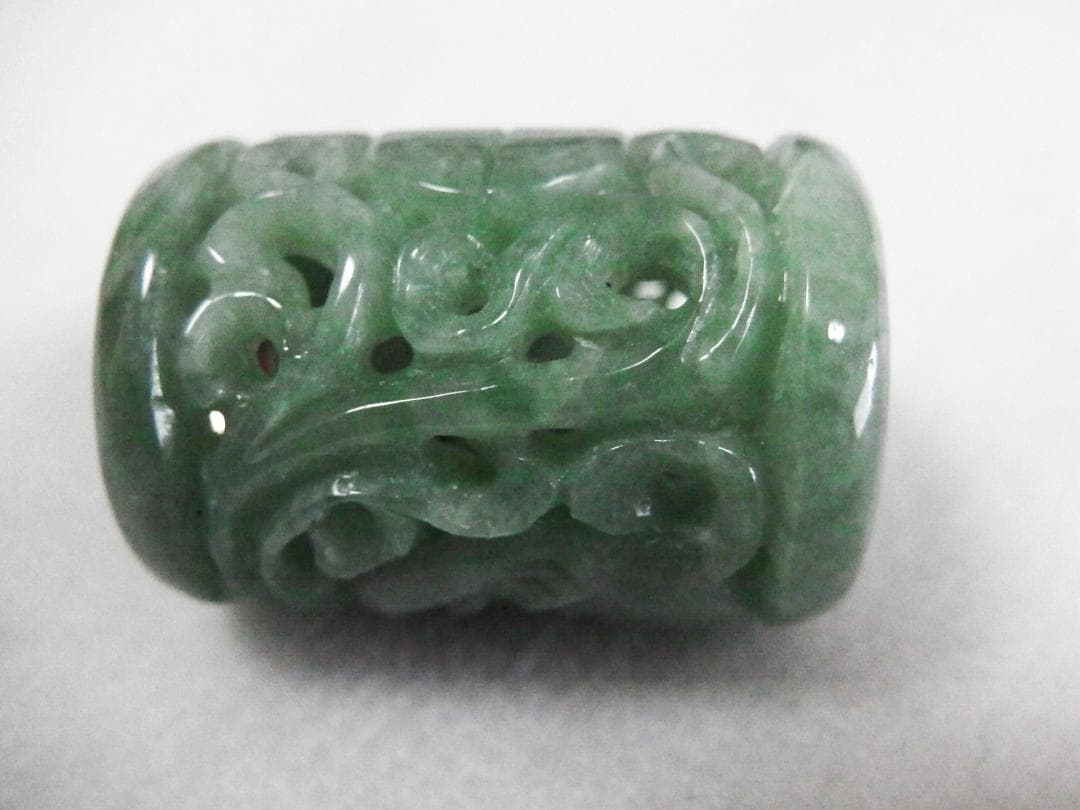 本翡翠　透かし彫り　ペンダントトップ　樽型　バレル