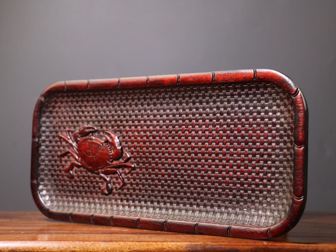 カニ彫刻の木製トレイ　老紫檀木 彫刻