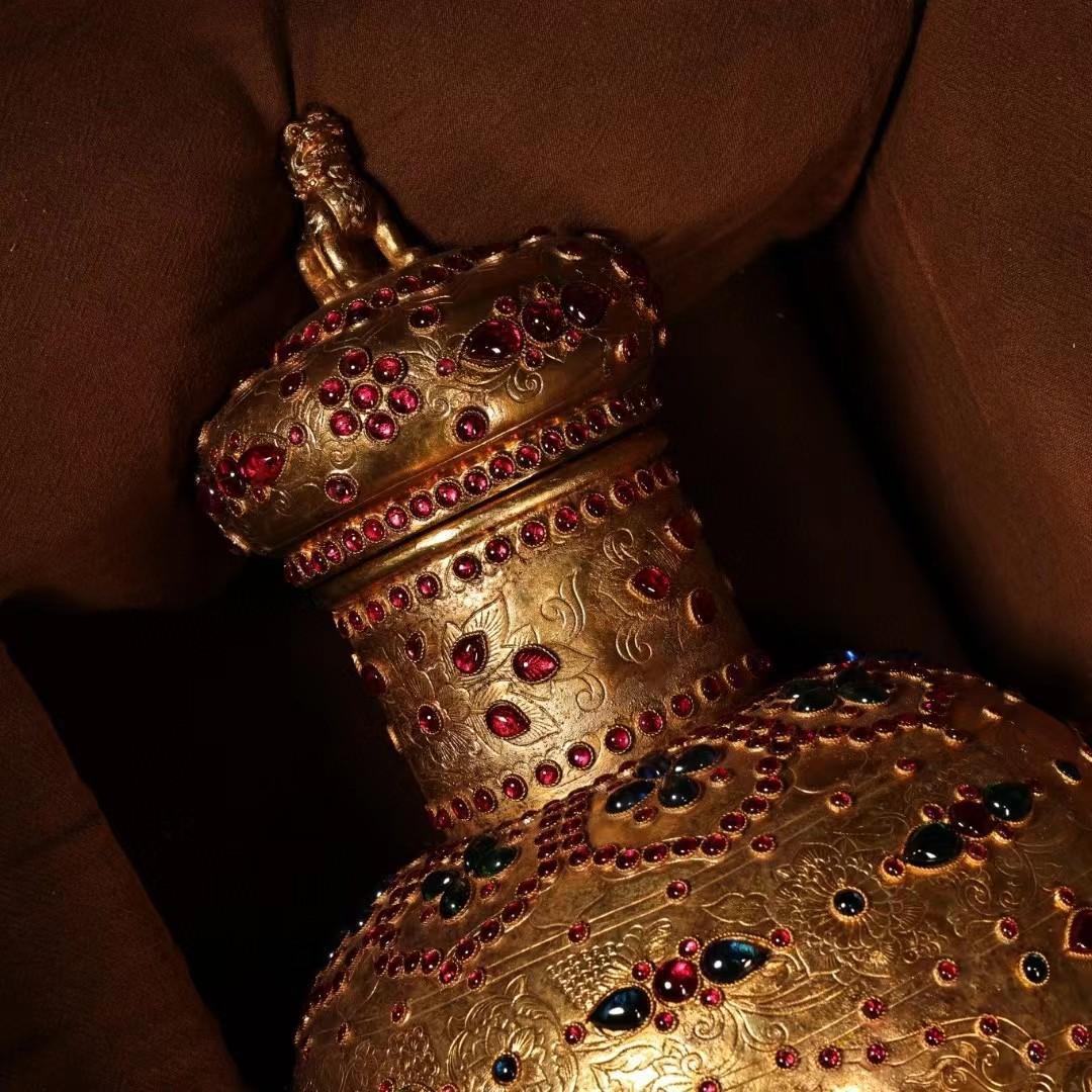 中国古美術・旧蔵鏨刻鎏金の宝石を嵌め花瓶・純銅・箱付き・高浮彫り・置物・文房具