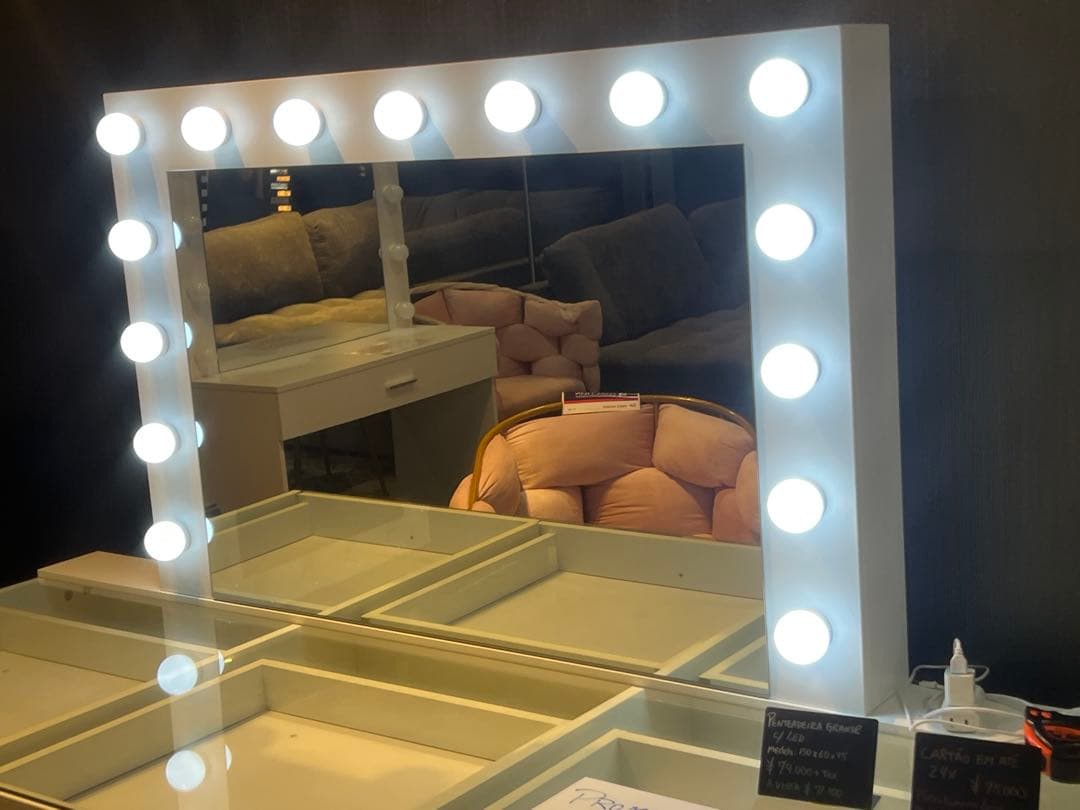 ホワイト 木製 ドレッサー ミラー付き • 在庫は1点のみです。