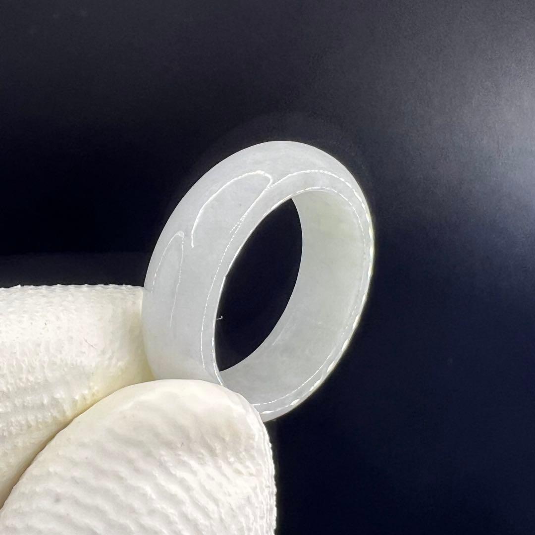 新品　ミャンマー産天然Aランク翡翠ののくり抜きリンググリーンホワイトAB1006