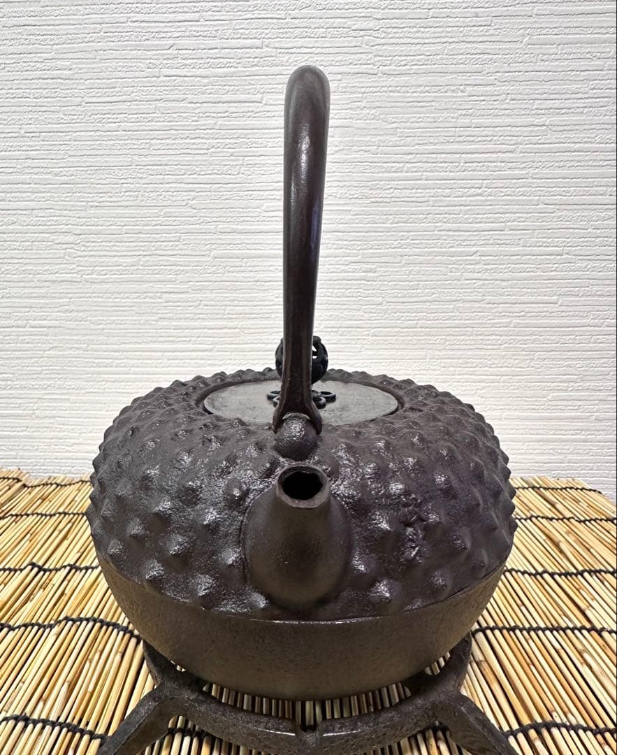 未使用、山形水沢 伝統工芸士 菊池 政光作 大アラレ 飾銅蓋 南部鉄瓶　南部鉄器