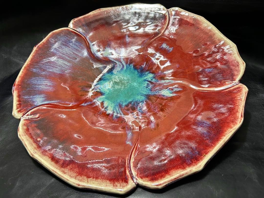 美しい古美術◾️蔵から美しい花がかたどられた大皿が出てかきました。