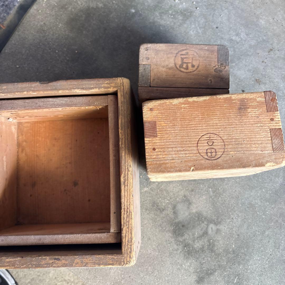 木製の重ねられる収納箱4つセット