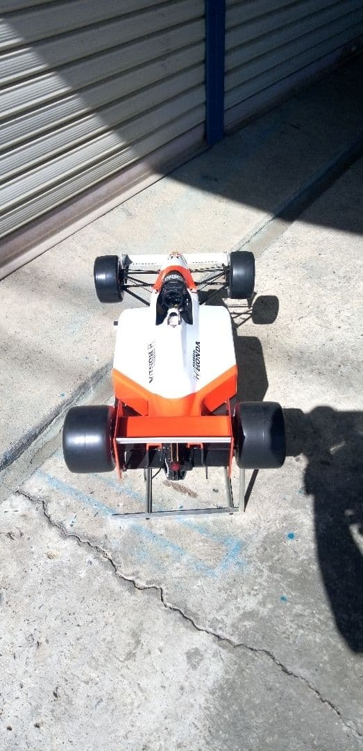 McLaren Honda MP4/4スケールモデル 1/8