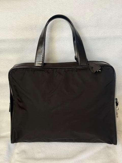 プラダ バッグ 女性ビジネス用に最適