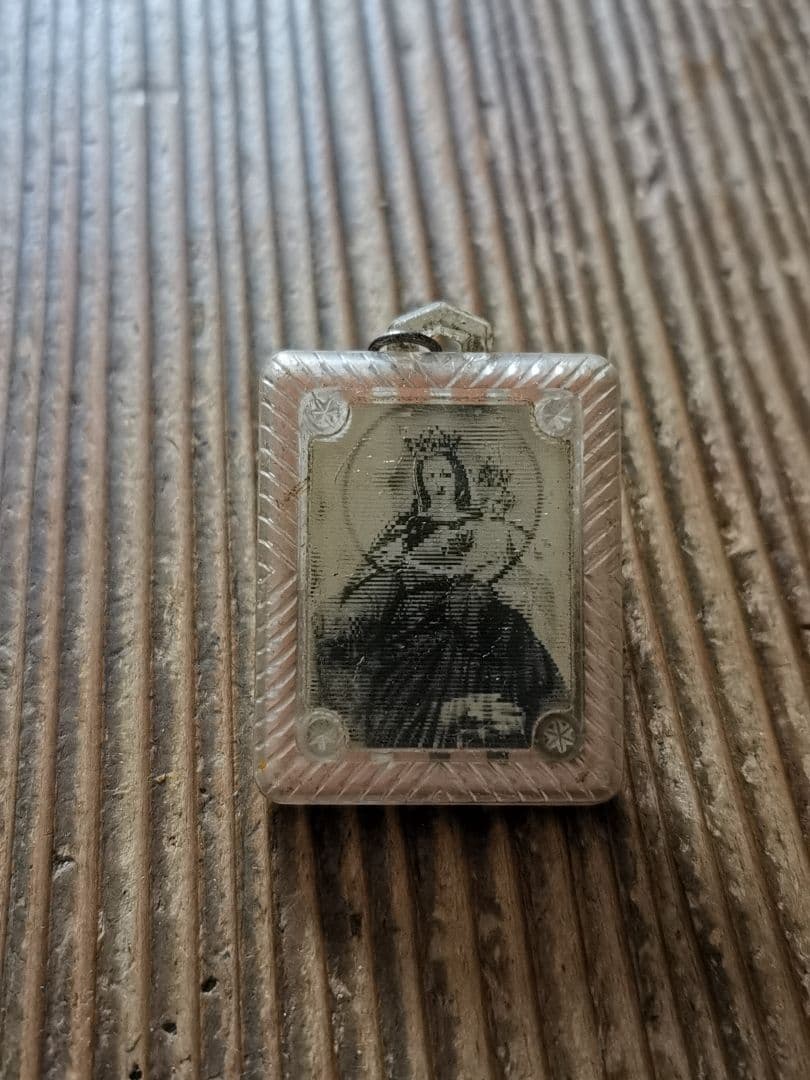 アンティーク 聖母子像と聖人 レンチキュラー桜色チャーム レザー紐付きネックレス