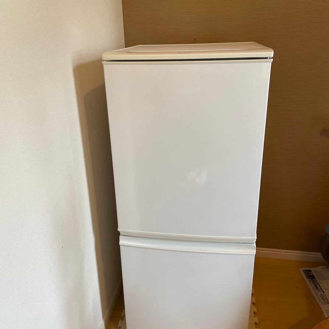 SHARP ホワイト冷蔵庫 冷凍室付き