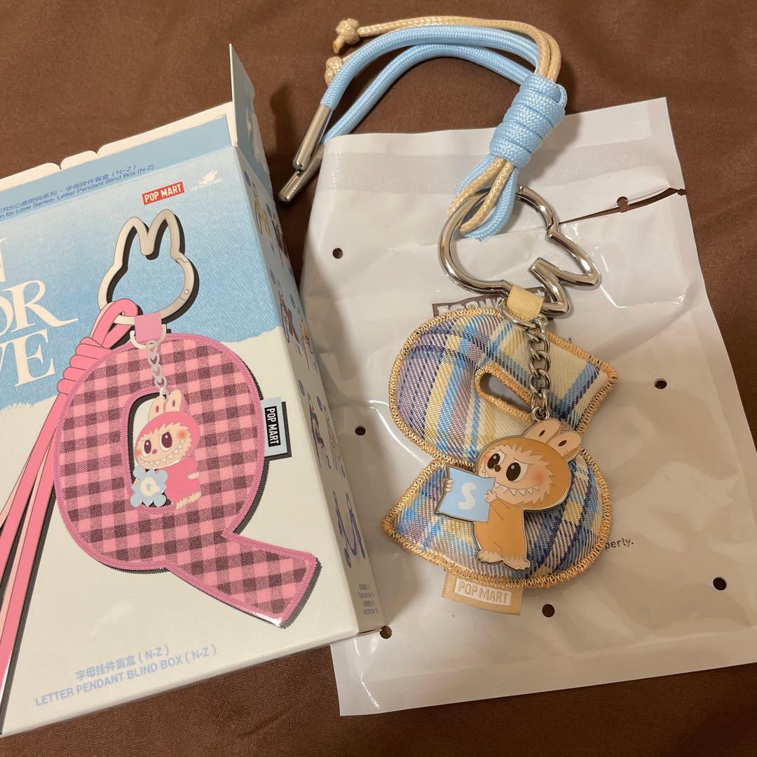 ラブブ　LABUBU PIN FOR LOVE アルファベットペンダント　S